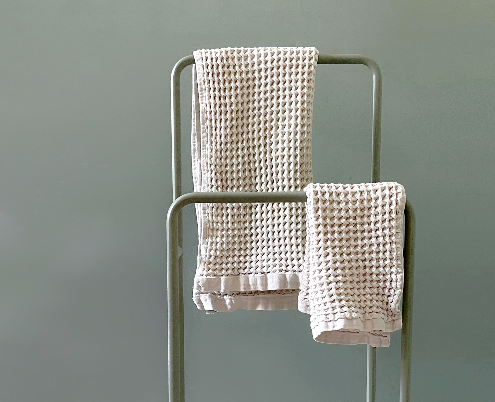 Positano freestanding towel rack detail